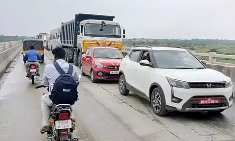 பாலாறு பாலத்தில் தார் சாலை அமைக்கும் பணியால் போக்குவரத்து பாதிப்பு