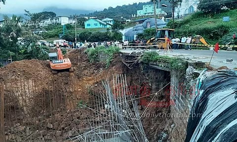 கூடலூர்-ஊட்டி தேசிய நெடுஞ்சாலையில் போக்குவரத்து துண்டிப்பு