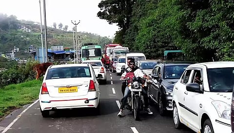 கொடைக்கானலில் குவிந்த சுற்றுலா பயணிகள்