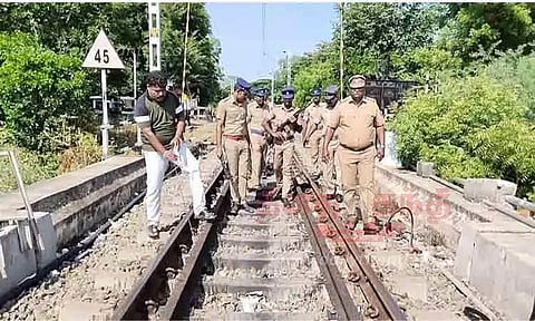 சுதந்திர தினத்தையொட்டி காரைக்குடி, மானாமதுரை ரெயில் நிலையங்களில் போலீசார் தீவிர சோதனை