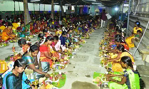 பெரியநாயகி அம்மன் கோவிலில் குத்துவிளக்கு பூஜை