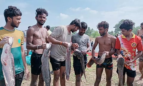 ஏரியில் மீன்பிடி திருவிழா