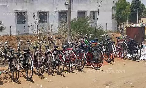 சைக்கிள் நிறுத்த இடமின்றி மாணவர்கள் அவதி