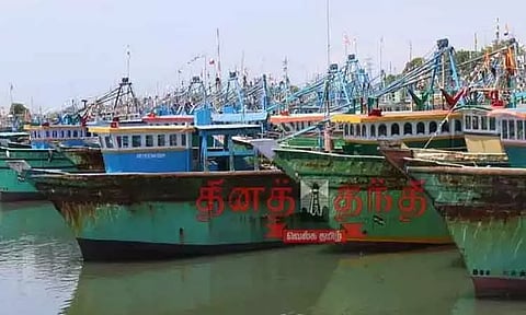 சென்னை கடற்கரை பகுதியில் 15-ந்தேதி காலை மீன்பிடிக்கத் தடை - மீன்வளத்துறை அறிவிப்பு