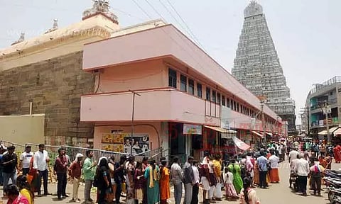 அருணாசலேஸ்வரர் கோவிலில் பக்தர்கள் கூட்டம் அலைமோதியது