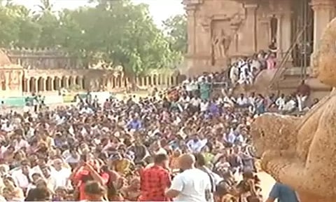 ஆடி மாத பிரதோஷத்தை முன்னிட்டு தஞ்சை பெரிய கோவிலில் சிறப்பு அபிஷேகம் - ஏராளமான பக்தர்கள் சாமி தரிசனம்