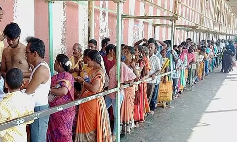 திருச்செந்தூர் சுப்பிரமணிய சுவாமி கோவிலில் பக்தர்கள் குவிந்தனர்