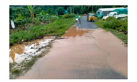 சேமுண்டி- கீச்சலூர் இடையே வாய்க்கால் தூர்வாரப்படாமல் உள்ளதால் மழைநீர் சீராக செல்ல முடியாமல் சாலையில் வெளியேறி தேங்கி நிற்பதை படத்தில் காணலாம்.