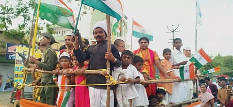 சுதந்திர போராட்ட வீரர்களின் வேடமணிந்து மாணவர்கள் ஊர்வலம்