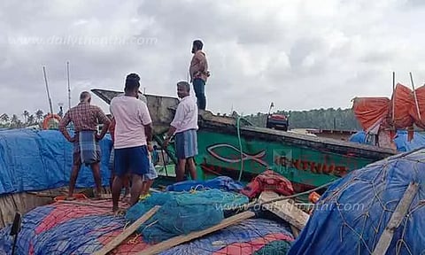 விசைப்படகு தீப்பிடித்து எரிந்ததால் பரபரப்பு