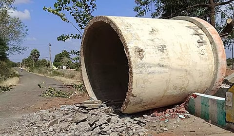 போக்குவரத்துக்கு இடையூறாக கிடக்கும் இடிக்கப்பட்ட தண்ணீர் தொட்டி