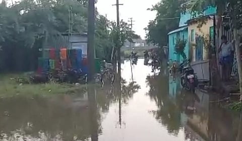குடியிருப்புகளை மழைநீர் சூழ்ந்தது