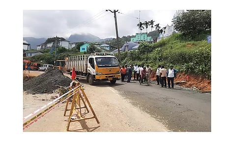 தரைப்பாலத்தை ஒட்டிய பகுதியில் தற்காலிக சாலை அமைக்கப்பட்டதை படத்தில் காணலாம். 