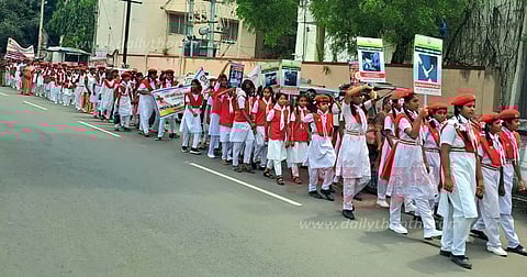 சாலை பாதுகாப்பு விழிப்புணர்வு ஊர்வலம்