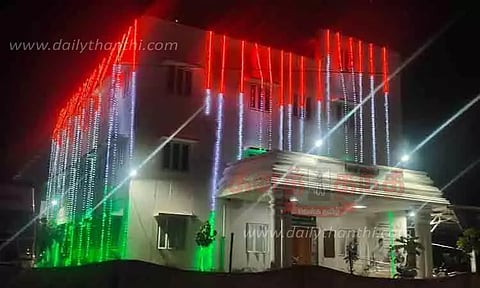 மின்னொளியில் மாநகராட்சி அலுவலகம்