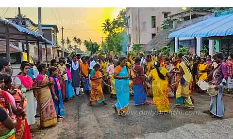 தில்லை காளியம்மன் கோவிலில் பூச்சொரிதல் நிகழ்ச்சி