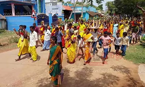 சக்தி மாரியம்மன் கோவிலில் பால்குட ஊர்வலம்