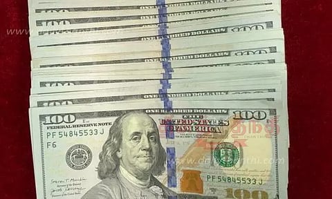 ரூ.8 லட்சம் அமெரிக்க டாலர் பறிமுதல்