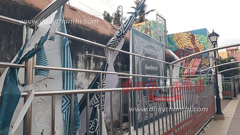 தஞ்சை அய்யன்குளத்தில் காட்சிப்படுத்தப்பட்ட ஓவியங்கள் கிழிந்து தொங்கும் நிலை