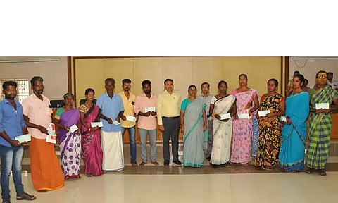 இருளர் இன மக்களுக்கு நிதி உதவி