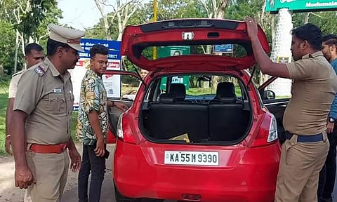 77-வது சுதந்திர தினம்:மாநில எல்லைகளில் போலீசார் தீவிர வாகன சோதனை