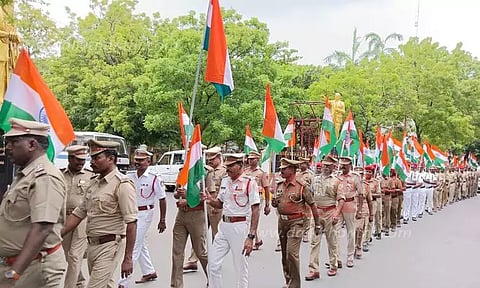 தேசியக்கொடி ஏந்தி போலீசார் அணிவகுப்பு