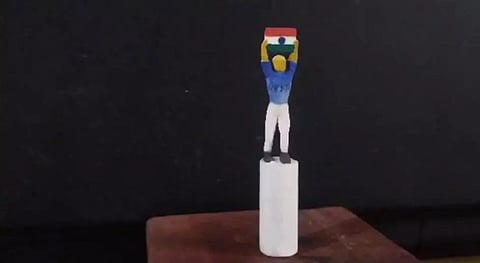 சாக்பீசில் சுதந்திர தின சிற்பம் உருவாக்கி வாலிபர் அசத்தல்