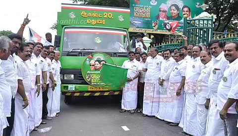 தர்மபுரியில்அ.தி.மு.க. பொன்விழா மாநாடு பிரசார வாகனம்முன்னாள் அமைச்சர் கே.பி.அன்பழகன் தொடங்கி வைத்தார்