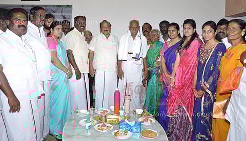 தர்மபுரி சட்டமன்ற தொகுதியில்தி.மு.க. மூத்த நிர்வாகிகளுக்கு பொற்கிழிஅமைச்சர் எம்.ஆர்.கே.பன்னீர்செல்வம் வழங்கினார்