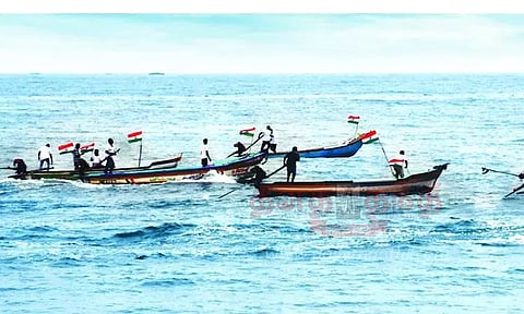 மீன்பிடி படகுகள் தேசியக்கொடியுடன் கடலில் அணிவகுப்பு