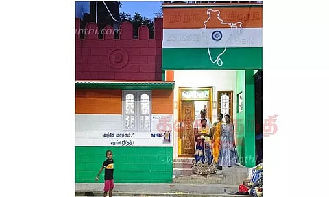 வீட்டை மூவர்ண கொடி வண்ணத்தில் தயார் செய்த தொழிலாளி