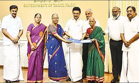 தமிழ் அறிஞர் நன்னன் மனைவிக்கு ரூ.10 லட்சம்: முதல்-அமைச்சர் மு.க.ஸ்டாலின் வழங்கினார்