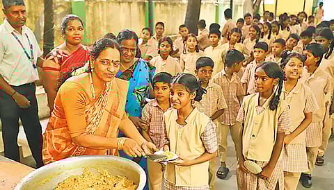 கருணாநிதி பிறந்த நாளையொட்டி பள்ளிகளில் சர்க்கரை பொங்கல்; மாணவ-மாணவிகள் ருசித்து சாப்பிட்டனர்
