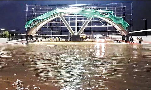 கிளாம்பாக்கம் புறநகர் பஸ் நிலையம் எதிரே சாலையில் மழைநீர் பெருக்கெடுத்து ஓடியது - போக்குவரத்து கடும் பாதிப்பு