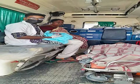 வால்பாறையில் 108 ஆம்புலன்சில் பெண்ணுக்கு பிரசவம்-அழகான ஆண் குழந்தை பிறந்தது