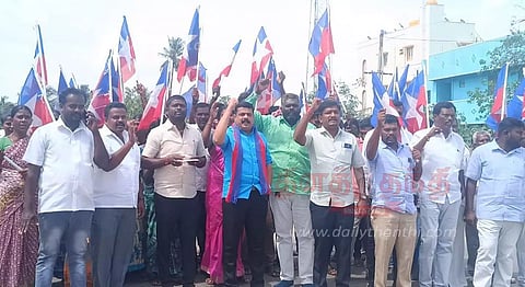 உத்தனப்பள்ளியில்விடுதலை சிறுத்தைகள் கட்சியினர் சாலை மறியல்