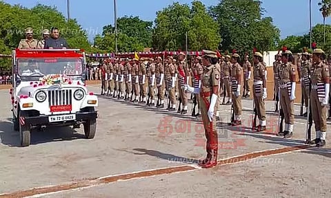 தென்காசியில் சுதந்திர தின விழா; கலெக்டர் துரை ரவிச்சந்திரன் தேசிய கொடி ஏற்றினார்