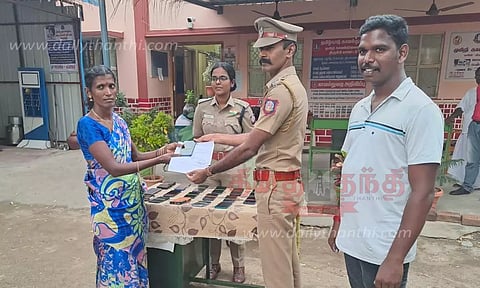 திருட்டுப்போன செல்போன்களை மீட்டு உரியவர்களிடம் ஒப்படைத்த போலீசார்