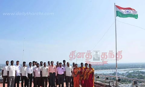 பள்ளிகள்-கல்லூரிகளில் தேசியக்கொடியேற்றி கொண்டாட்டம்