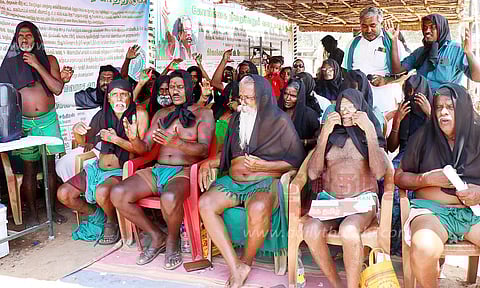 கருப்பு துணியை தலையில் முக்காடு போட்டு விவசாயிகள் போராட்டம்