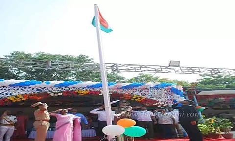 ஆனைக்கல்பாளையம் ஆயுதப்படை மைதானத்தில் சுதந்திர தினவிழா:கலெக்டர் ராஜகோபால் சுன்கரா தேசியக்கொடி ஏற்றினார்
