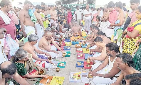 ஆடி அமாவாசை: ஸ்ரீரங்கம் அம்மா மண்டபத்தில் பக்தர்கள் புனித நீராடி முன்னோர்களுக்கு தர்ப்பணம் கொடுத்தனர்