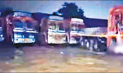 வெடிமருந்துடன் நிறுத்தப்பட்டிருந்த லாரிகள் அகற்றம்