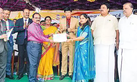 77-வது சுதந்திர தினம் சென்னை மாநகராட்சி அலுவலகத்தில் மேயர் பிரியா தேசியக்கொடி ஏற்றினார்