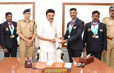 சர்வதேச விளையாட்டுப் போட்டியில் பதக்கங்கள் வென்ற தமிழ்நாடு காவல் துறை வீரர்களுக்கு முதல்-அமைச்சர் பாராட்டு
