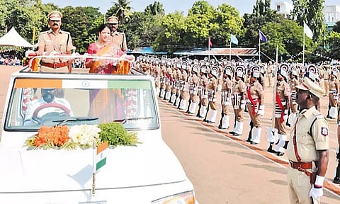 காஞ்சீபுரம் மாவட்டத்தில் சுதந்திர தினவிழா கலெக்டர் தேசியக்கொடியை ஏற்றி வைத்து மரியாதை