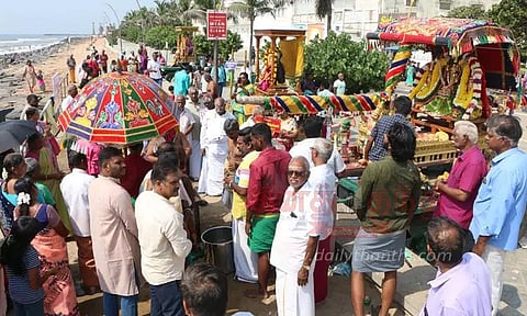 ஆடி அமாவாசையையொட்டி கடலில் தீர்த்தவாரி