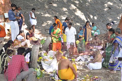ஆடி அமாவாசையையொட்டிதென்பெண்ணை ஆற்றில் முன்னோர்களுக்கு தர்ப்பணம்