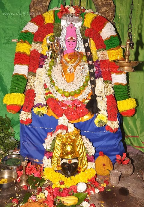 ஆடி அமாவாசையையொட்டிஅம்மன் கோவில்களில் சிறப்பு பூஜைதிரளான பக்தர்கள் சாமி தரிசனம்