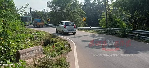 ஆபத்தான வளைவில் சேதமடைந்த தரைப்பாலம்